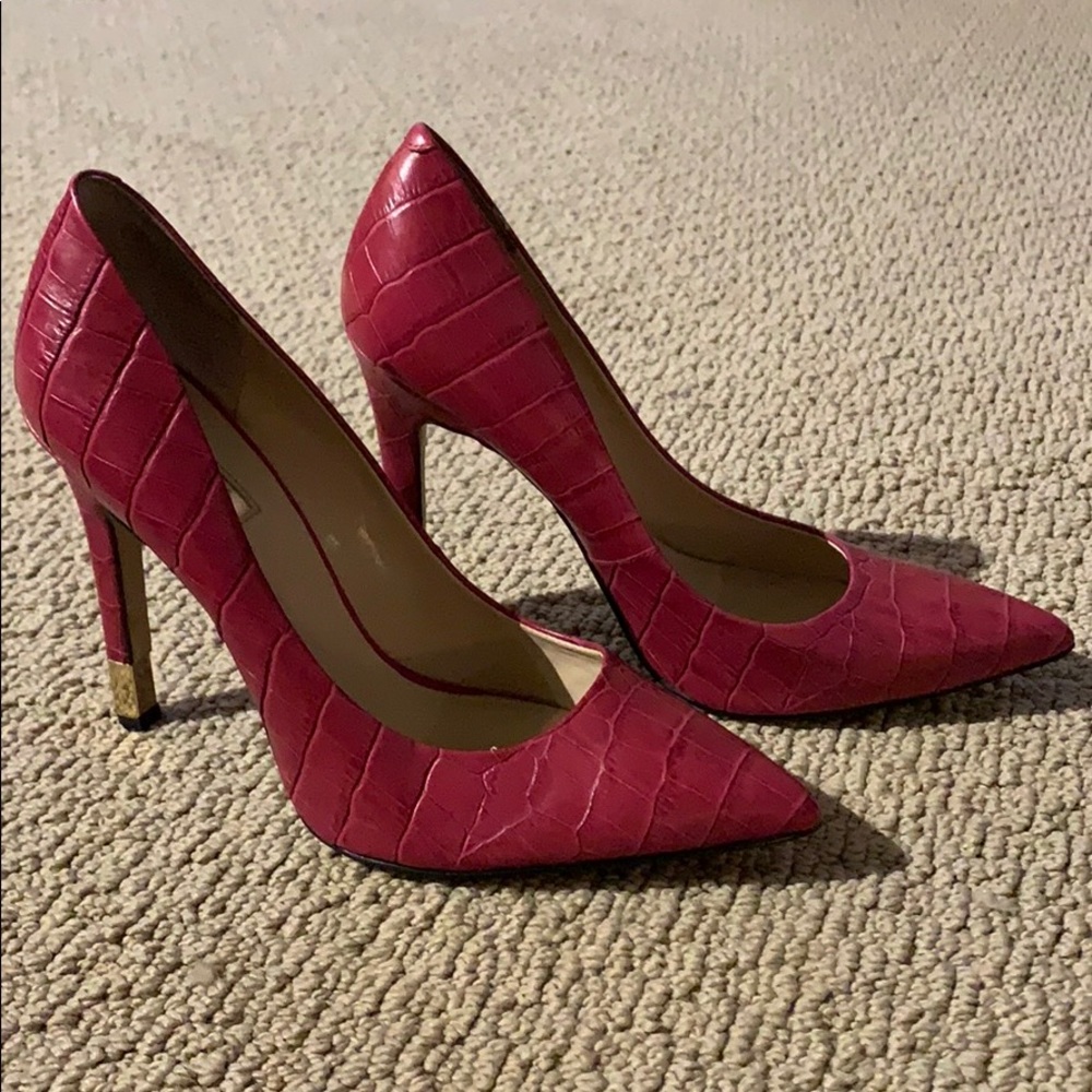 Guess “Babbitta” Crocodile Pumps in pink